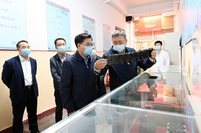 尊師重教，厚植創(chuàng)新沃土——胡昌升哈爾濱看望慰問高校教師并調(diào)研自然科學(xué)研發(fā)工作